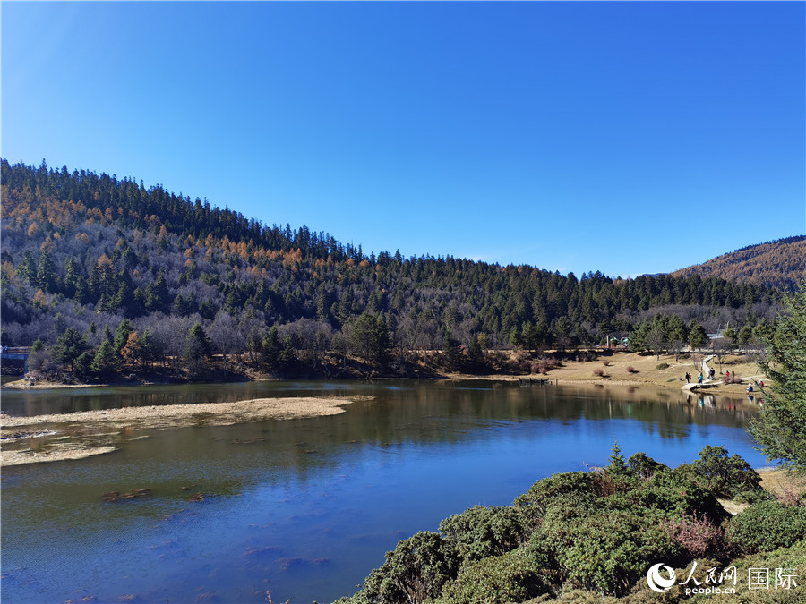 香格里拉國家公園景區(qū)內(nèi)，被譽(yù)為“高原仙子”的屬都湖吸引了眾多游客。人民網(wǎng)記者 杜明明攝