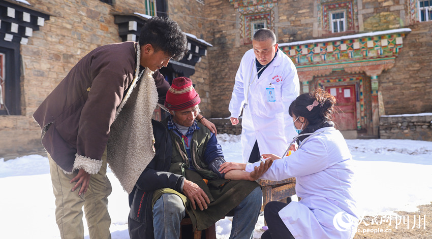 幫扶醫(yī)療小分隊(duì)成員為村民義診。劉學(xué)懿攝