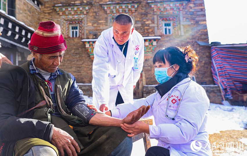 幫扶醫(yī)療小分隊(duì)成員為村民義診。劉學(xué)懿攝