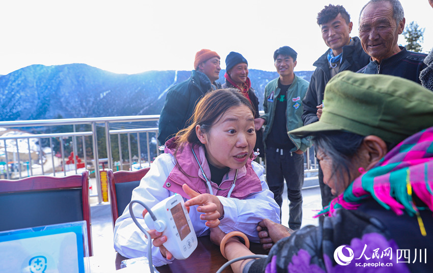 幫扶醫(yī)療小分隊(duì)成員為村民義診。劉學(xué)懿攝