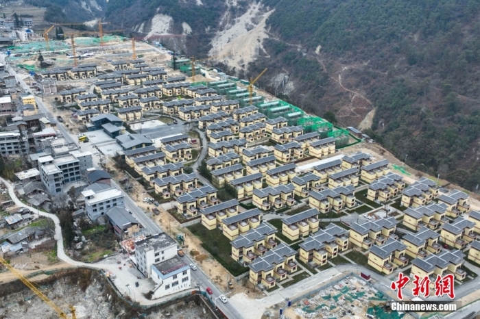 圖為2月1日，瀘定磨西鎮(zhèn)震后重建的安置小區(qū)。(無人機(jī)照片)<a target='_blank' href='/'><p  align=