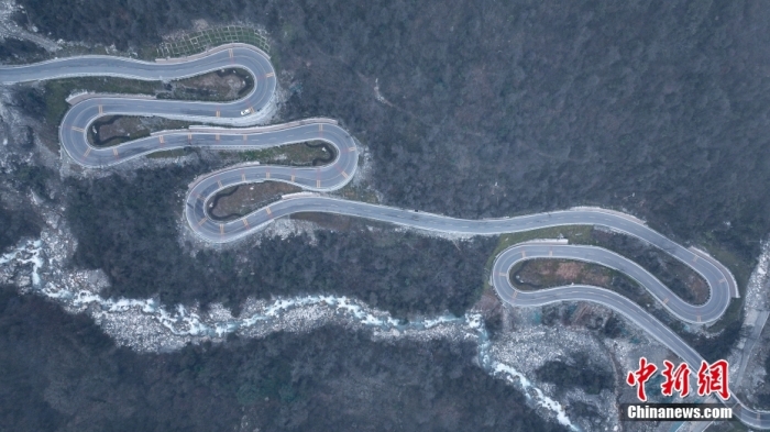 圖為2月1日，震后重建的海螺溝景區(qū)道路。(無人機(jī)照片)<a target='_blank' href='/'><p  align=