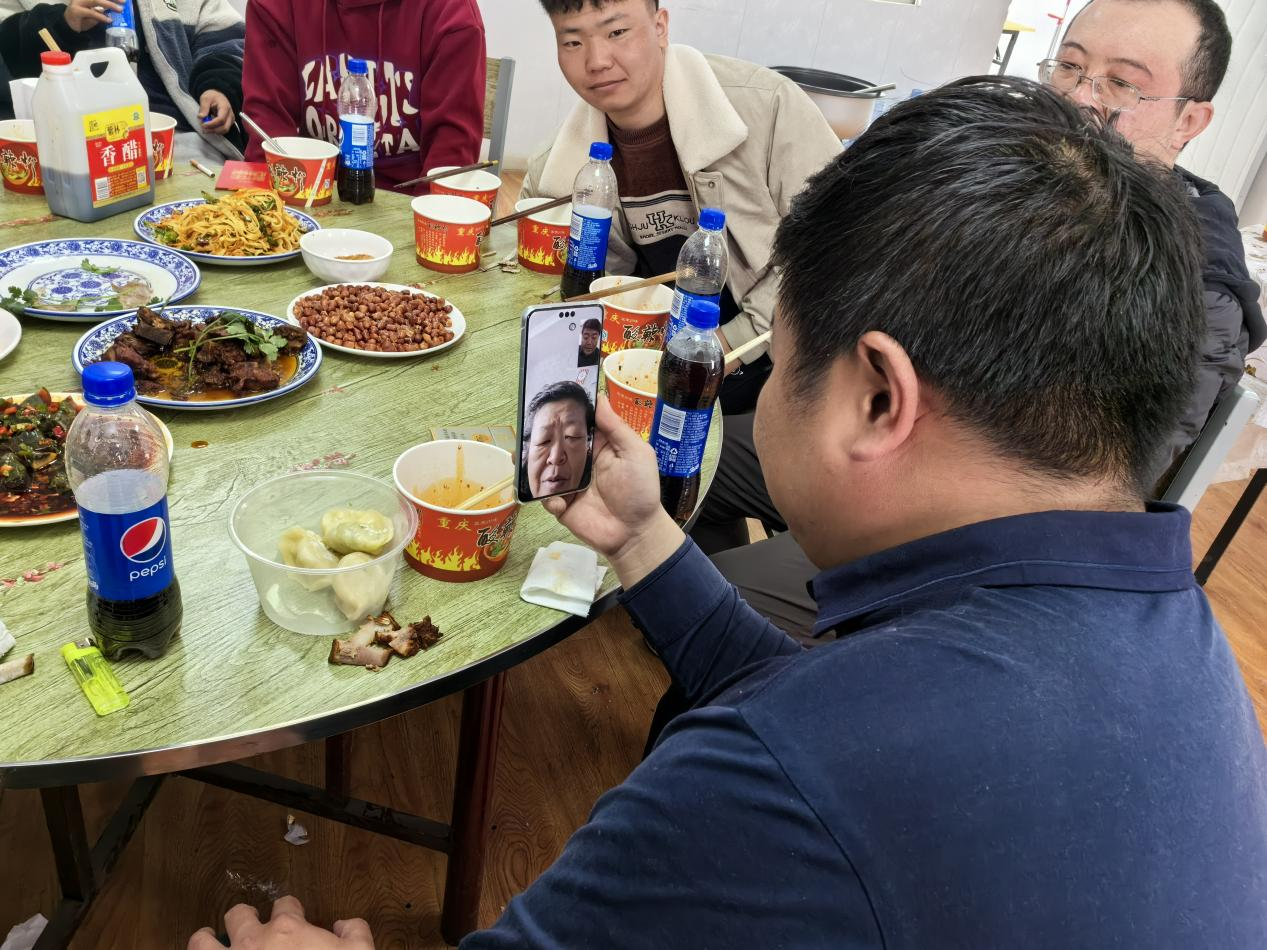 王玉琦與家人視頻。王元明攝