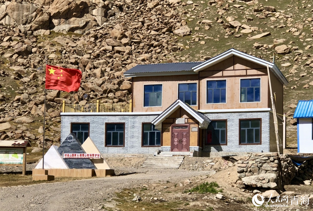 祁連山國家公園雪山牧場管護(hù)站的二層小樓。