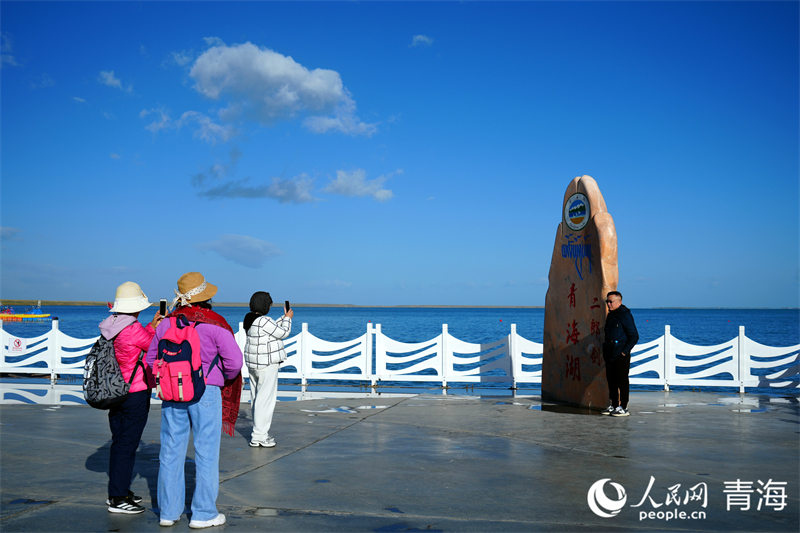 游客在青海湖二郎劍景區(qū)游玩。人民網(wǎng) 況玉攝