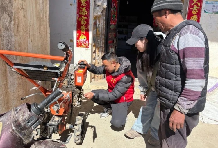 澤郎幫助村民檢查機(jī)械農(nóng)具。黑水縣融媒體中心供圖