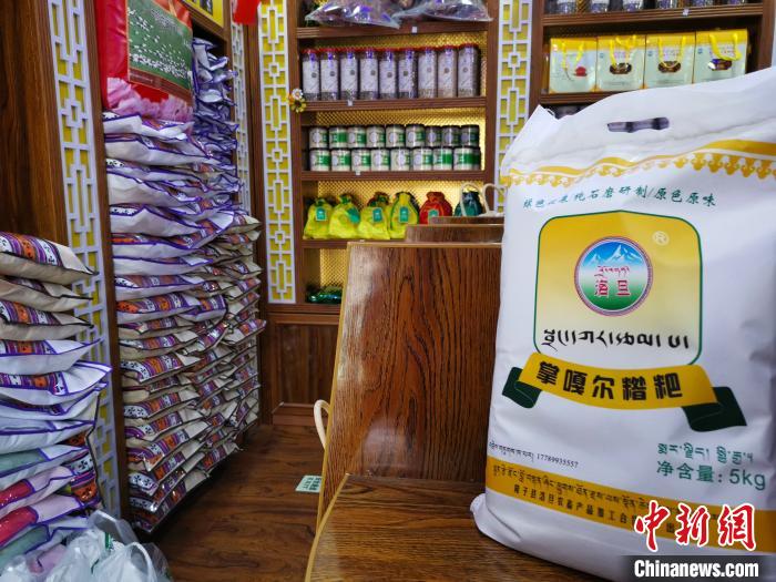 圖為洛桑旦增為自家青稞產(chǎn)品設(shè)計(jì)的商標(biāo)與特色包裝?！垈?攝