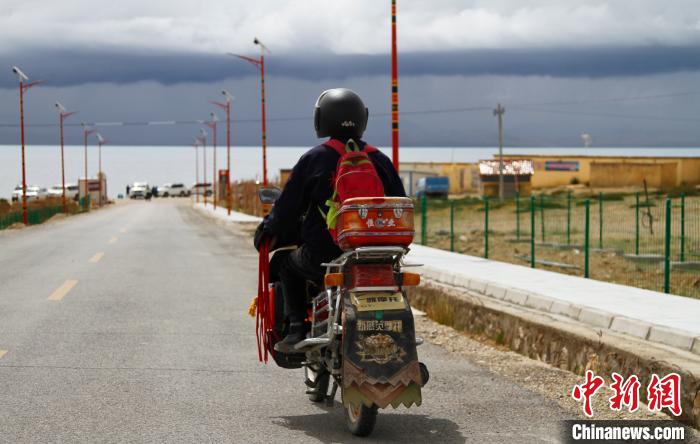 圖為白瑪從家中前往湖邊巡邏?！≮w朗 攝