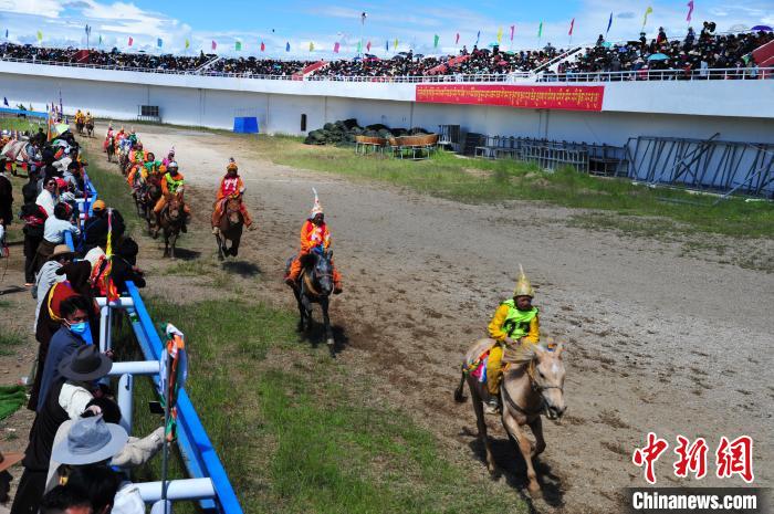 圖為少年騎手騎乘沒有馬鞍的賽馬，靠雙腳夾住馬馳騁在跑道上。　張偉 攝