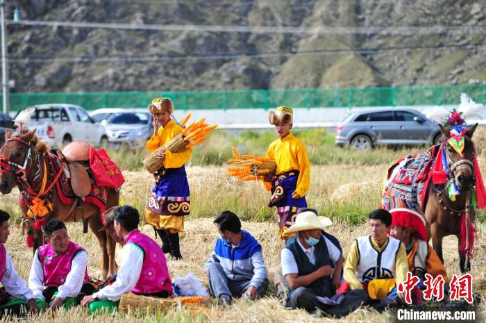 圖為等待登場的農(nóng)牧民演員?！垈?攝