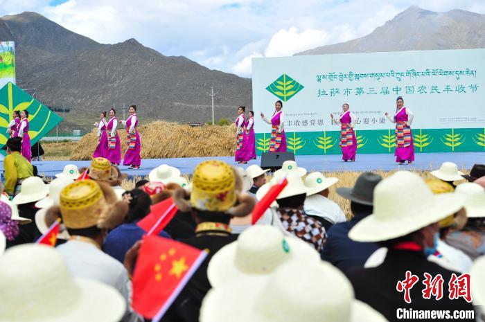 圖為農(nóng)牧民在欣賞文藝表演?！垈?攝