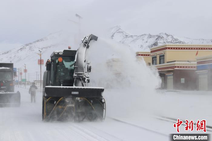 圖為該支隊官兵正在清理路面積雪。　董尼么太 攝
