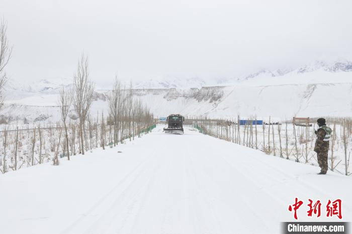 圖為救援官兵正在緊急清理路面積雪?！《崦刺?攝