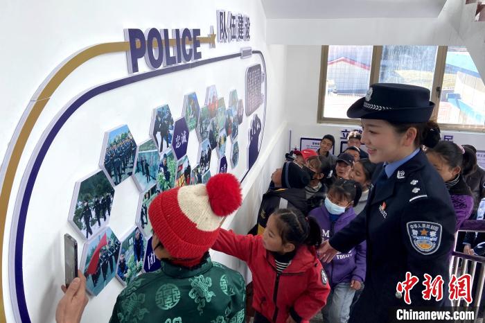 山南邊境管理支隊(duì)勒布邊境派出所舉行警營(yíng)開(kāi)放日活動(dòng)，邀請(qǐng)駐地民眾進(jìn)警營(yíng)，了解民警工作生活?！∏f冀 攝