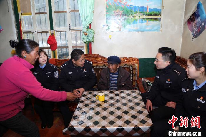 亞?wèn)|出入境邊防檢查站民警走訪慰問(wèn)轄區(qū)困難群眾。　張雨強(qiáng) 攝