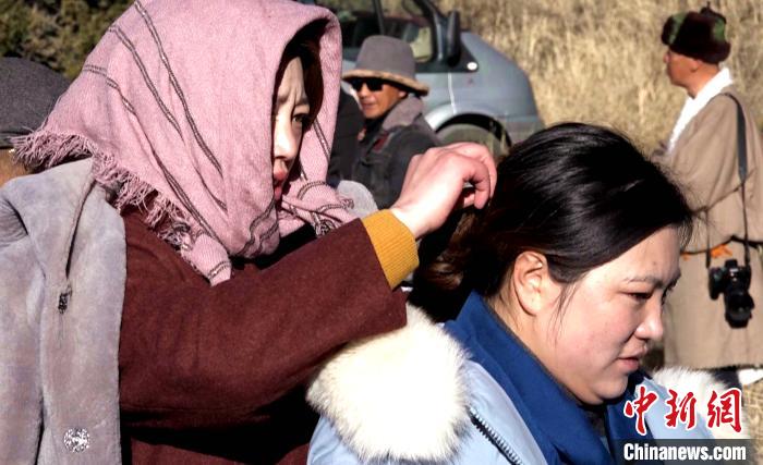 圖為1月13日，電影《雪域青春》群眾演員做拍攝準(zhǔn)備?！∝暽＠?攝