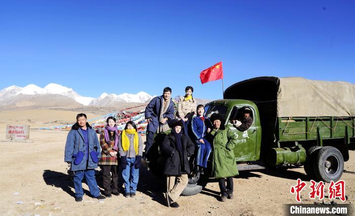 圖為電影《雪域青春》主創(chuàng)團(tuán)隊(duì)在西藏唐古拉山拍攝點(diǎn)?！z制組供圖 攝