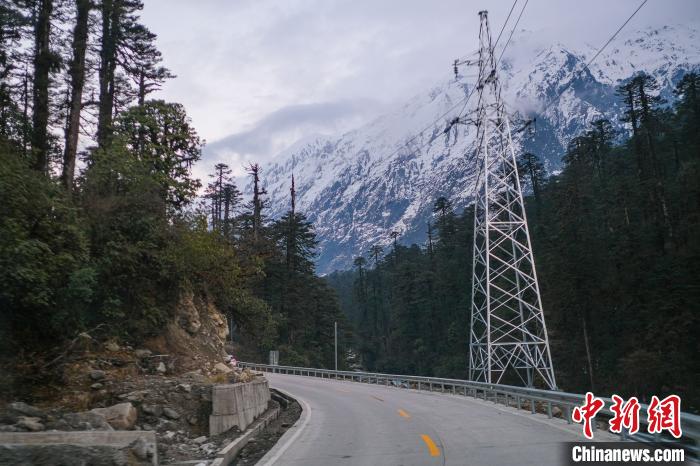 目前唯一進出墨脫的公路波墨公路?！『闻罾?攝