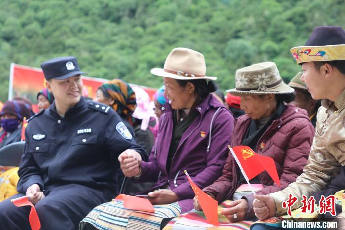 圖為李陽副所長(前排左一)與卓嘎、央宗姐妹共同參加愛國主義教育活動。　德吉 攝
