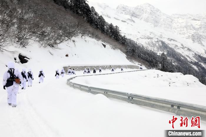 圖為徒步前進(jìn)?！铎o 攝