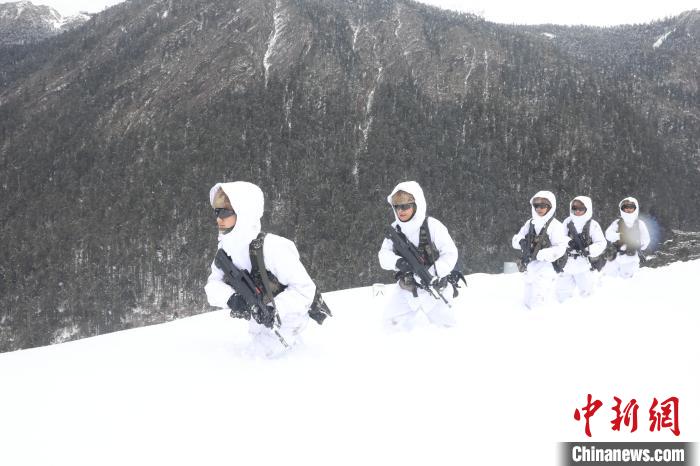 圖為徒步前進(jìn)?！〗有?攝