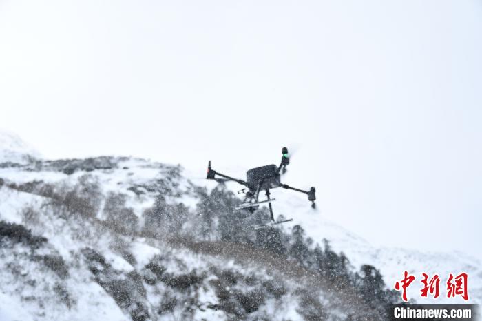 圖為無人機(jī)檢跡。　靳河新 攝