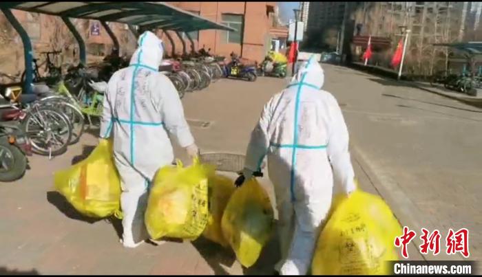 收集垃圾?！¤F西區(qū)委宣傳部 攝