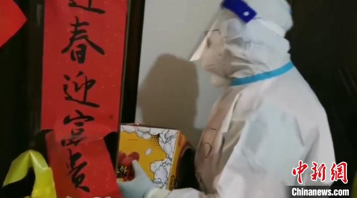 為封閉在家居民送快遞?！¤F西區(qū)委宣傳部 攝