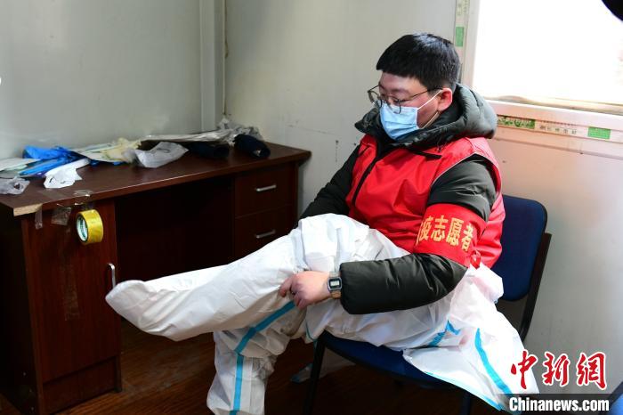 穿防護(hù)服?！¤F西區(qū)委宣傳部 攝