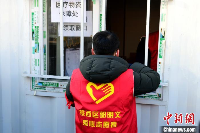 領(lǐng)防護(hù)用品?！¤F西區(qū)委宣傳部 攝