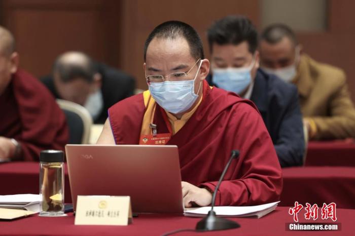 3月9日上午，全國政協(xié)十三屆四次會議舉行小組會議，討論“兩高”工作報告，審議各項決議和報告草案。圖為北京友誼賓館宗教界別委員小組會議現(xiàn)場，全國政協(xié)常委、中國佛教協(xié)會副會長、中國佛教協(xié)會西藏分會會長班禪額爾德尼·確吉杰布參加討論。<a target='_blank' ><p  align=