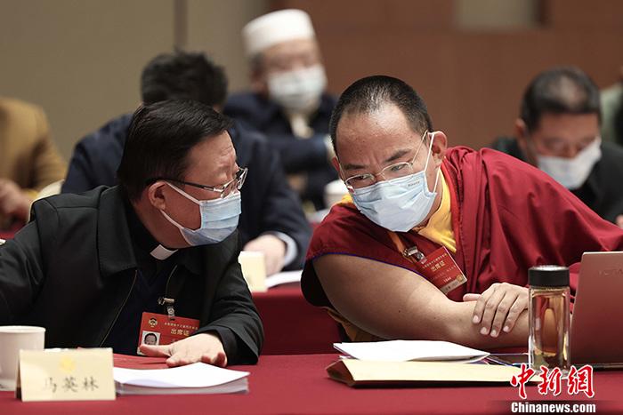 3月9日上午，全國政協(xié)十三屆四次會議舉行小組會議，討論“兩高”工作報告，審議各項決議和報告草案。圖為北京友誼賓館宗教界別委員小組會議現(xiàn)場，全國政協(xié)常委、中國佛教協(xié)會副會長、中國佛教協(xié)會西藏分會會長班禪額爾德尼·確吉杰布(右)與全國政協(xié)常委、中國天主教主教團主席馬英林(左)交流。<a target='_blank' ><p  align=