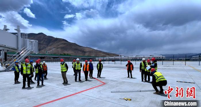 圖為驗(yàn)收組驗(yàn)收項(xiàng)目。　旦增旺扎 攝