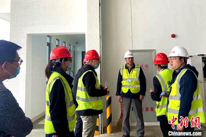 圖為驗(yàn)收組驗(yàn)收項(xiàng)目。　旦增旺扎 攝