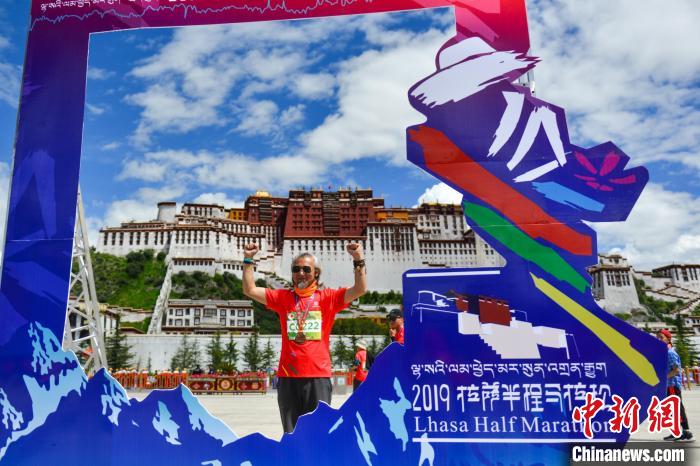 資料圖為2019年8月18日，拉薩舉行半程馬拉松賽?！〗w波 攝