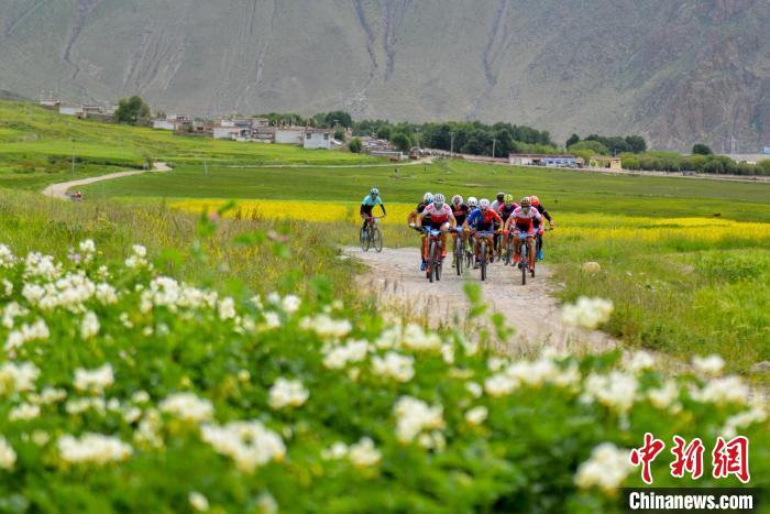 資料圖為2019年，西藏拉薩在堆龍德慶區(qū)舉行楚布溝山地自行車(chē)越野賽?！〗w波 攝