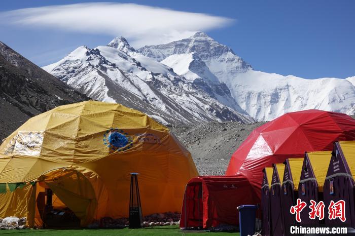 5月9日的珠峰北坡登山大本營(yíng)?！∪轿木?攝