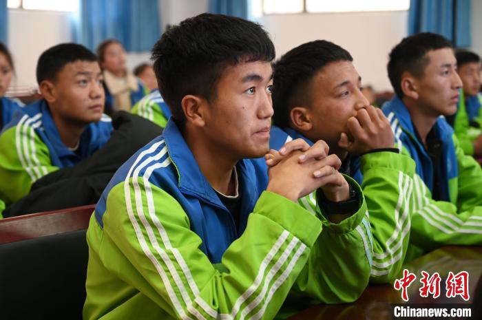 圖為學(xué)生在聆聽(tīng)授課。