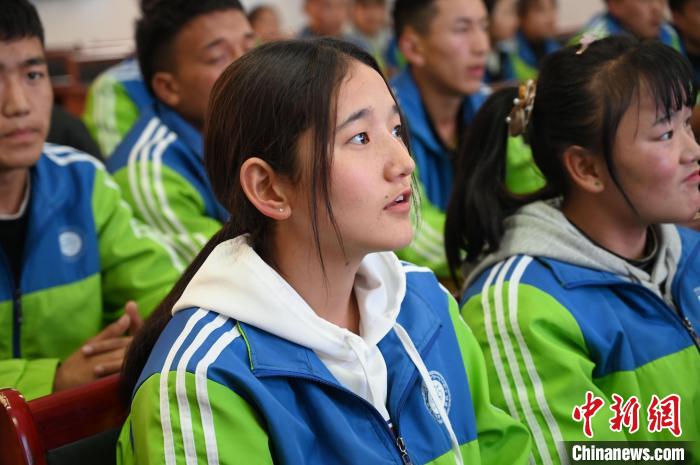 圖為學(xué)生在聆聽(tīng)授課。