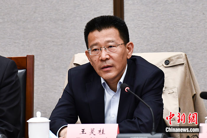 5月16日，由中國(guó)社會(huì)科學(xué)院西藏智庫(kù)、中國(guó)社會(huì)科學(xué)院民族學(xué)與人類學(xué)研究所主辦的第五屆西藏智庫(kù)國(guó)際論壇在北京舉行。中國(guó)社會(huì)科學(xué)院副院長(zhǎng)王靈桂在致辭中表示，今年是西藏和平解放70周年，西藏人民團(tuán)結(jié)奮斗，把貧窮落后的舊西藏建設(shè)成經(jīng)濟(jì)發(fā)展、文化繁榮、社會(huì)進(jìn)步、環(huán)境良好、生活幸福的社會(huì)主義新西藏，西藏歷史上第一次徹底消滅了絕對(duì)貧困，同全國(guó)人民一起，西藏各族人民已經(jīng)走進(jìn)全面建成小康社會(huì)的新時(shí)代，進(jìn)入歷史發(fā)展的新坐標(biāo)。 <a target='_blank' ><p  align=