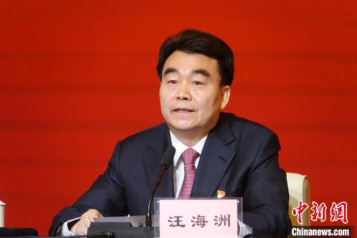 汪海洲在發(fā)布會(huì)上介紹西藏自治區(qū)黨史學(xué)習(xí)教育開(kāi)展情況?！∪轿木?攝