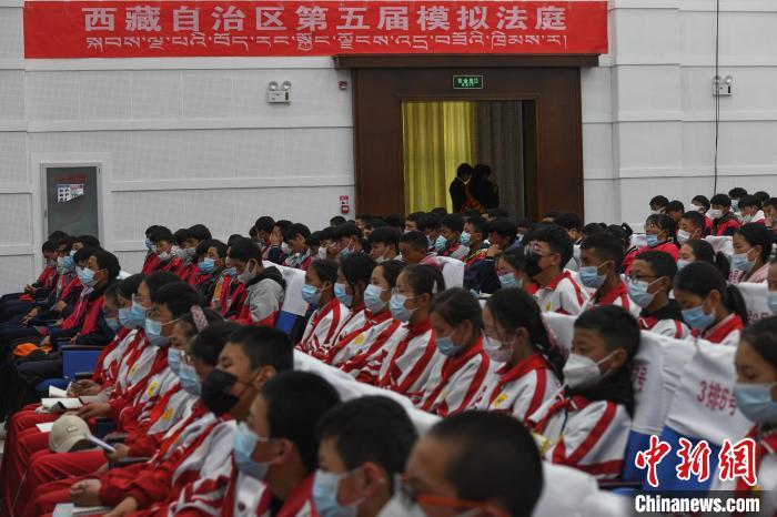 圖為西藏自治區(qū)第五屆模擬法庭現(xiàn)場(chǎng)?！∝暩聛硭?攝