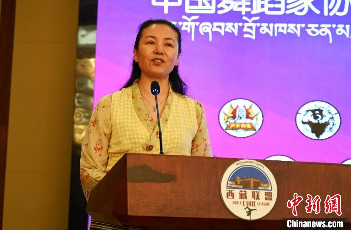 圖為西藏自治區(qū)舞蹈家協(xié)會(huì)主席達(dá)娃拉姆致辭?！≮w朗 攝
