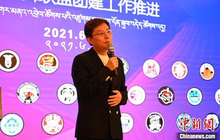 圖為中國(guó)舞蹈家協(xié)會(huì)街舞委員會(huì)常務(wù)副主任、秘書長(zhǎng)夏銳致辭。　趙朗 攝