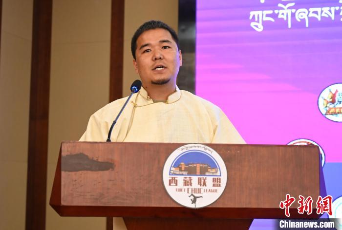 圖為西藏街舞聯(lián)盟常務(wù)副主任朗卡旺青致辭?！≮w朗 攝