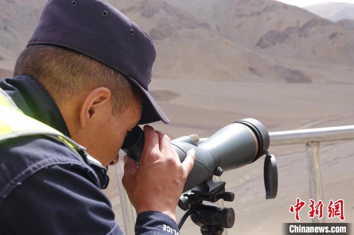 索朗曲扎用望遠(yuǎn)鏡查看邊境情況?！∪轿木?攝