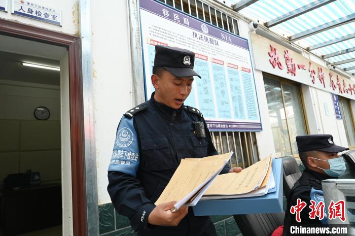 圖為洛桑朗嘎向記者展示卷宗?！≮w朗 攝