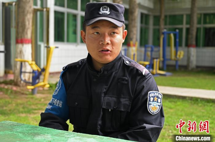 圖為邊煒接受記者采訪?！≮w朗 攝