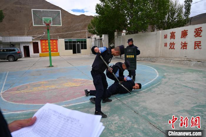 圖為移民管理警察進(jìn)行警務(wù)技能考核。　趙朗 攝