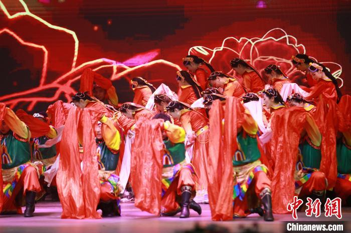 圖為農(nóng)行西藏分行演出現(xiàn)場?！∞r(nóng)行西藏分行 供圖